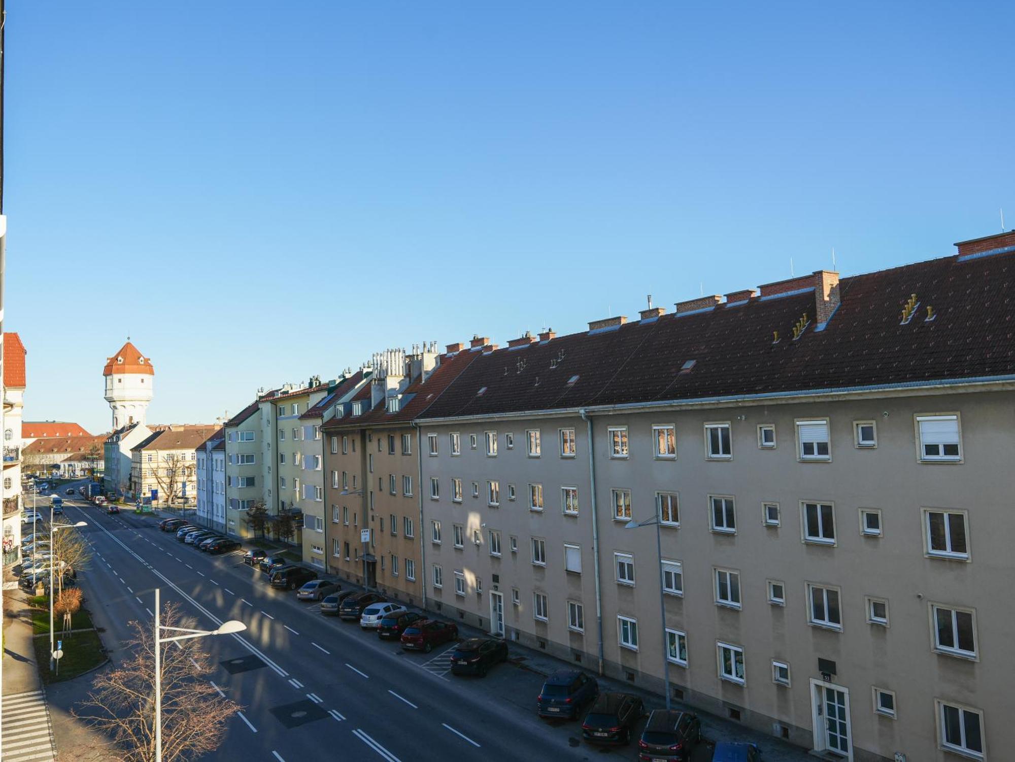 Spacious Apartments With View & Free Parking Wiener Neustadt Buitenkant foto