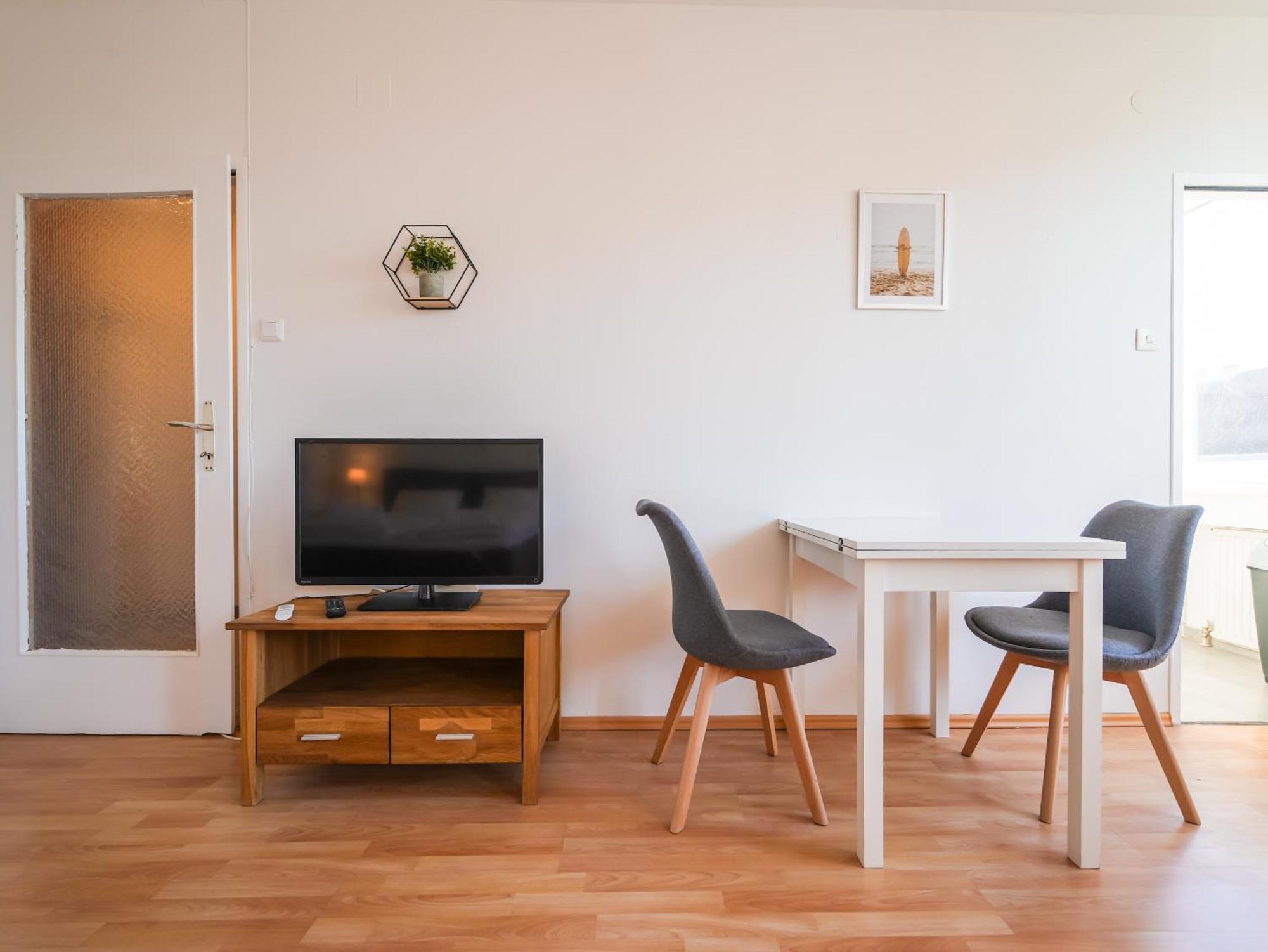 Spacious Apartments With View & Free Parking Wiener Neustadt Buitenkant foto