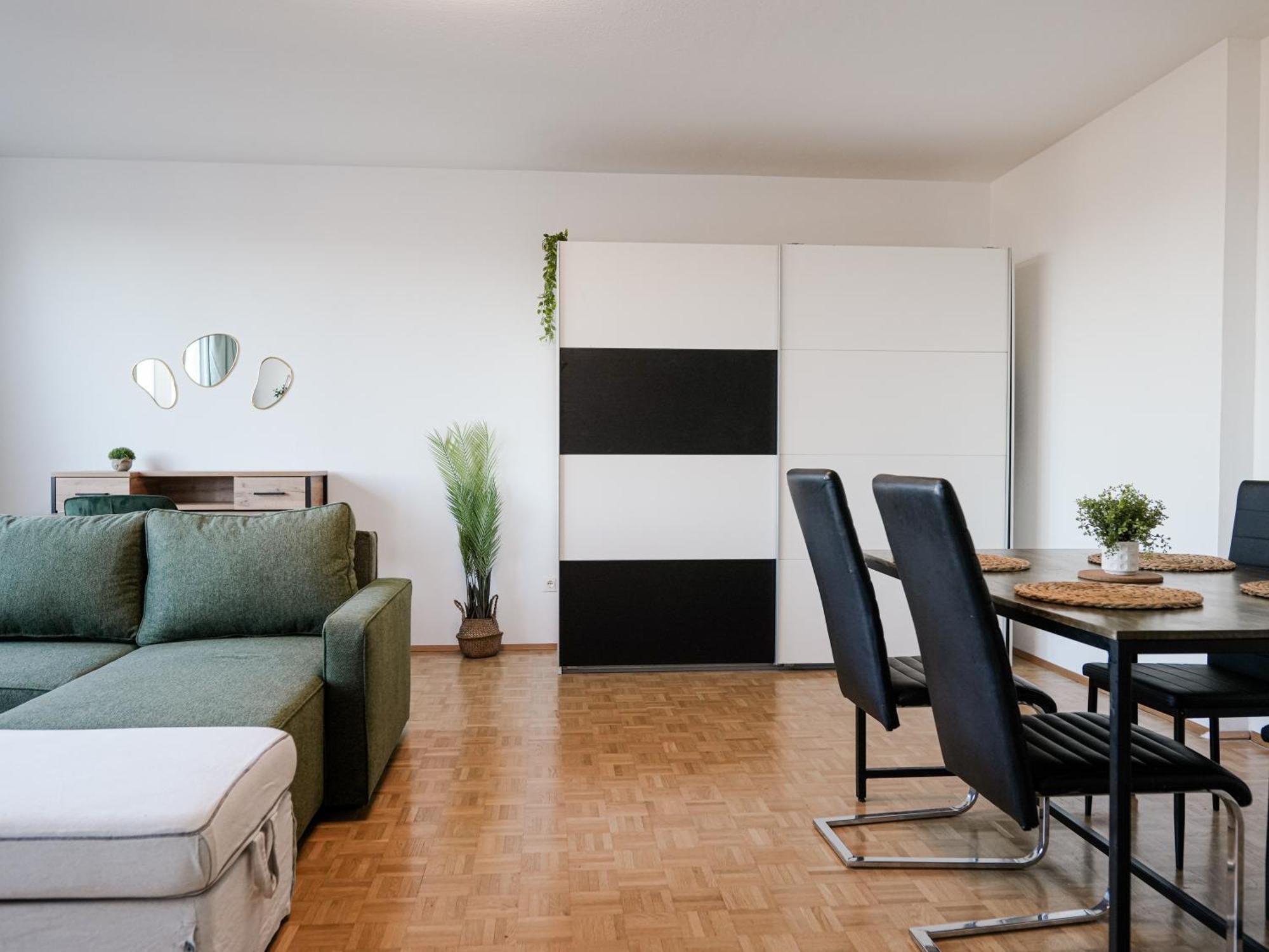 Spacious Apartments With View & Free Parking Wiener Neustadt Buitenkant foto