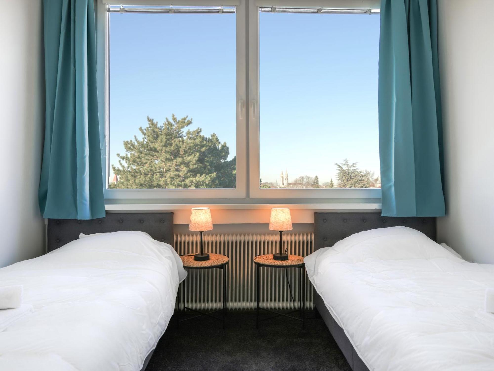 Spacious Apartments With View & Free Parking Wiener Neustadt Buitenkant foto
